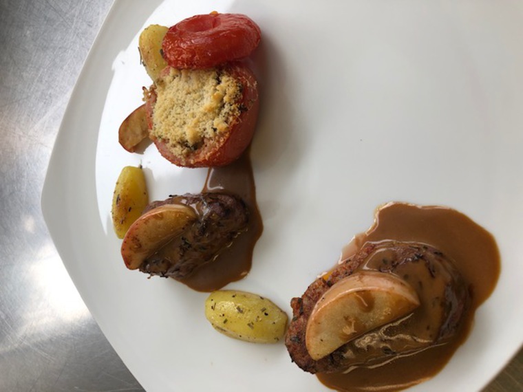 Sautierte Kalbsmedaillon an Calvadosrahmsauce Schlosskartoffeln Tomate Provinciale 